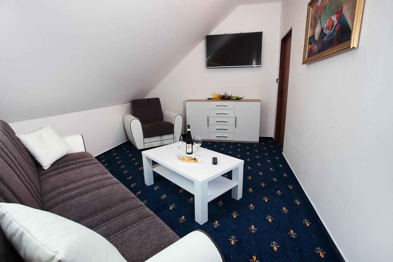 Hotel Savoy Τσέσκε Μπουντεγιόβιτσε Εξωτερικό φωτογραφία