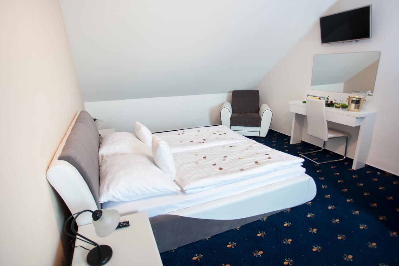 Hotel Savoy Τσέσκε Μπουντεγιόβιτσε Εξωτερικό φωτογραφία