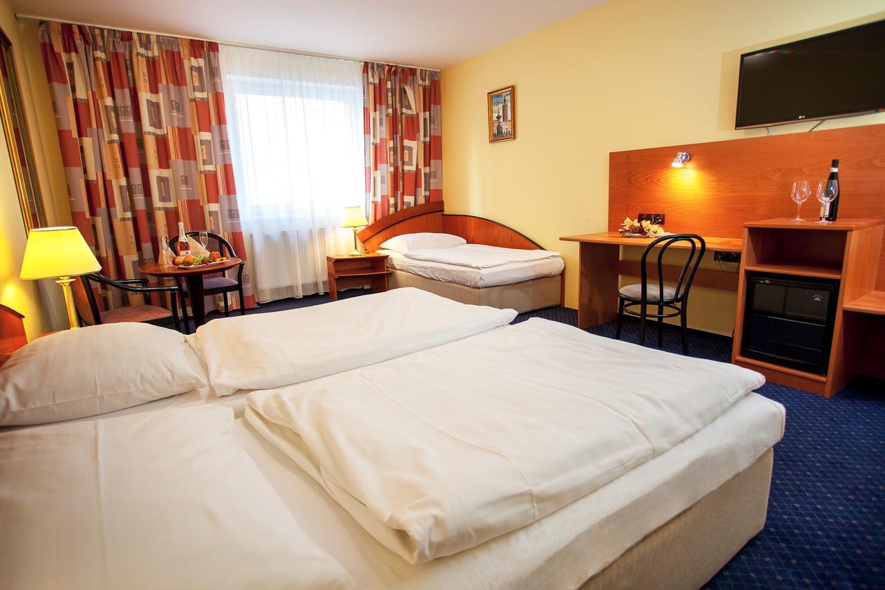 Hotel Savoy Τσέσκε Μπουντεγιόβιτσε Εξωτερικό φωτογραφία